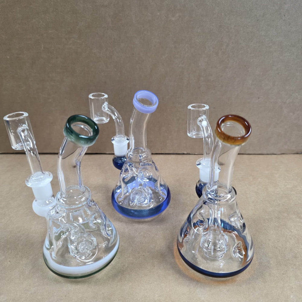 Beaker Style Color Glass Dab Rig with 14mm Male Quartz Banger for Smooth and Efficient Concentrate Sessions