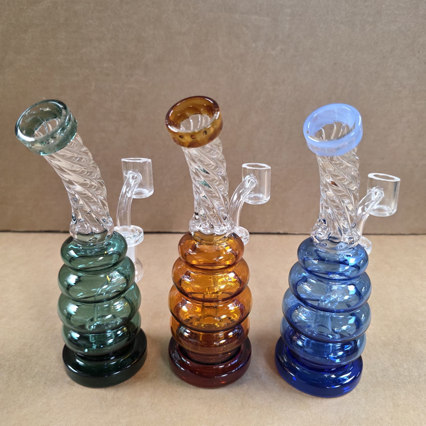 Round Base Twisted & Ribbed Design Solid Color Dab Rig Water Pipe