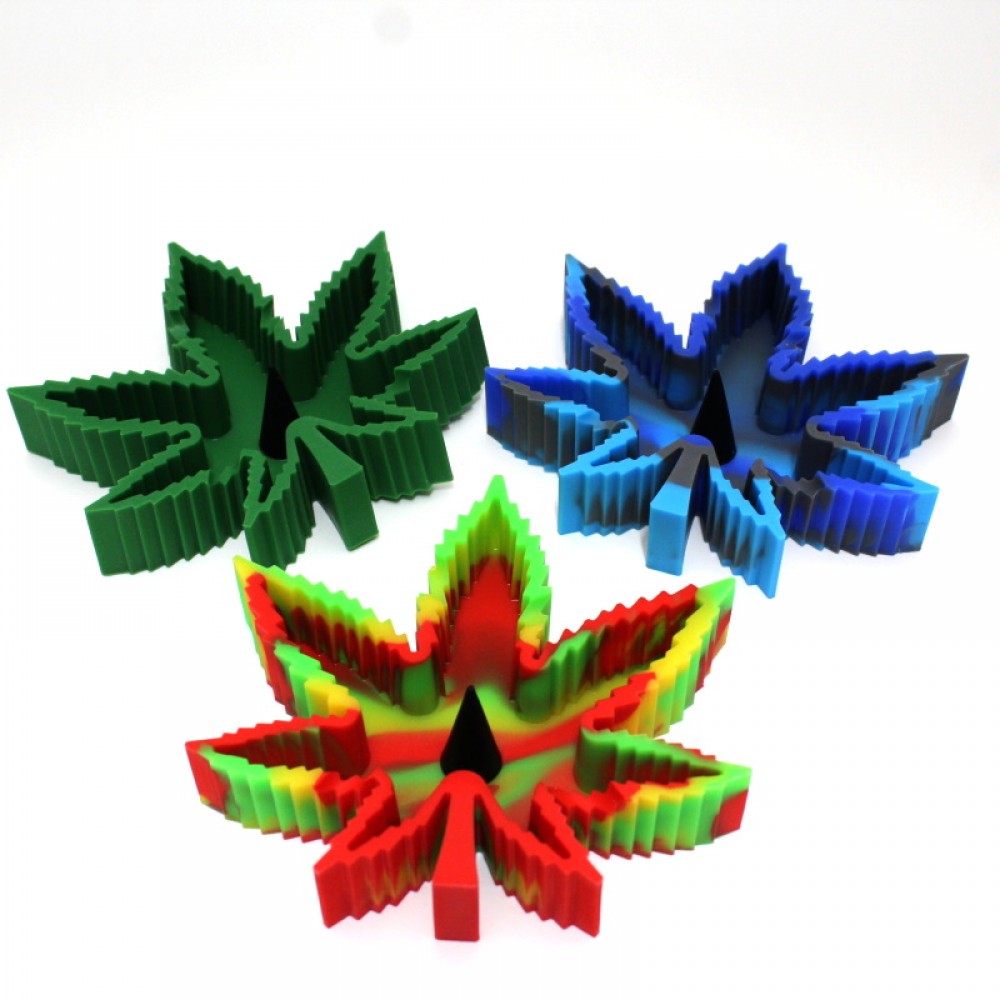 Silicone maple leaf design ashtray 5x5 size, durable heat-resistant and flexible tray with deep grooves for stylish and easy ash disposal.