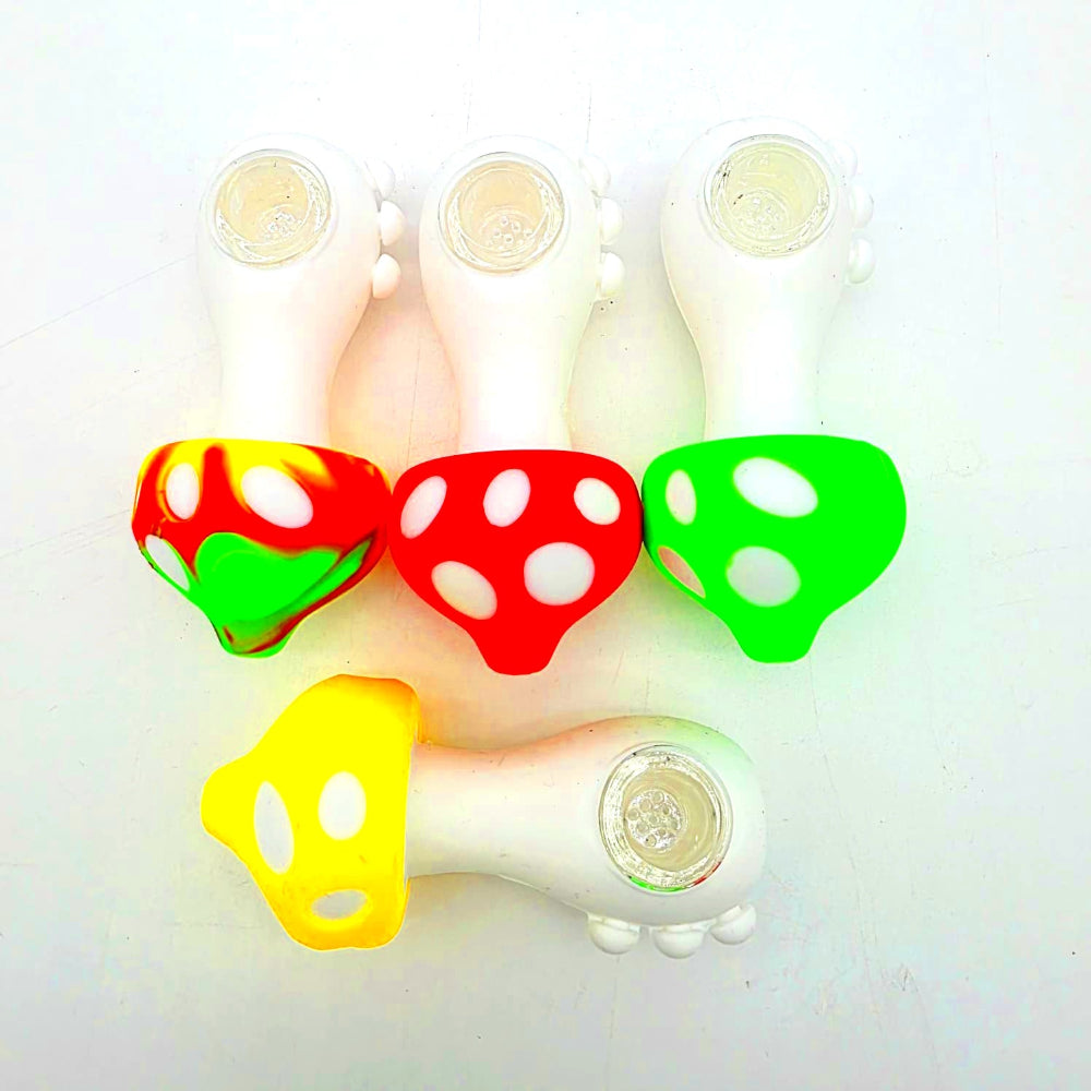 Silicone mushroom design glow in the dark hand pipe, durable heat-resistant smoking pipe with colorful fun design for smooth use.
